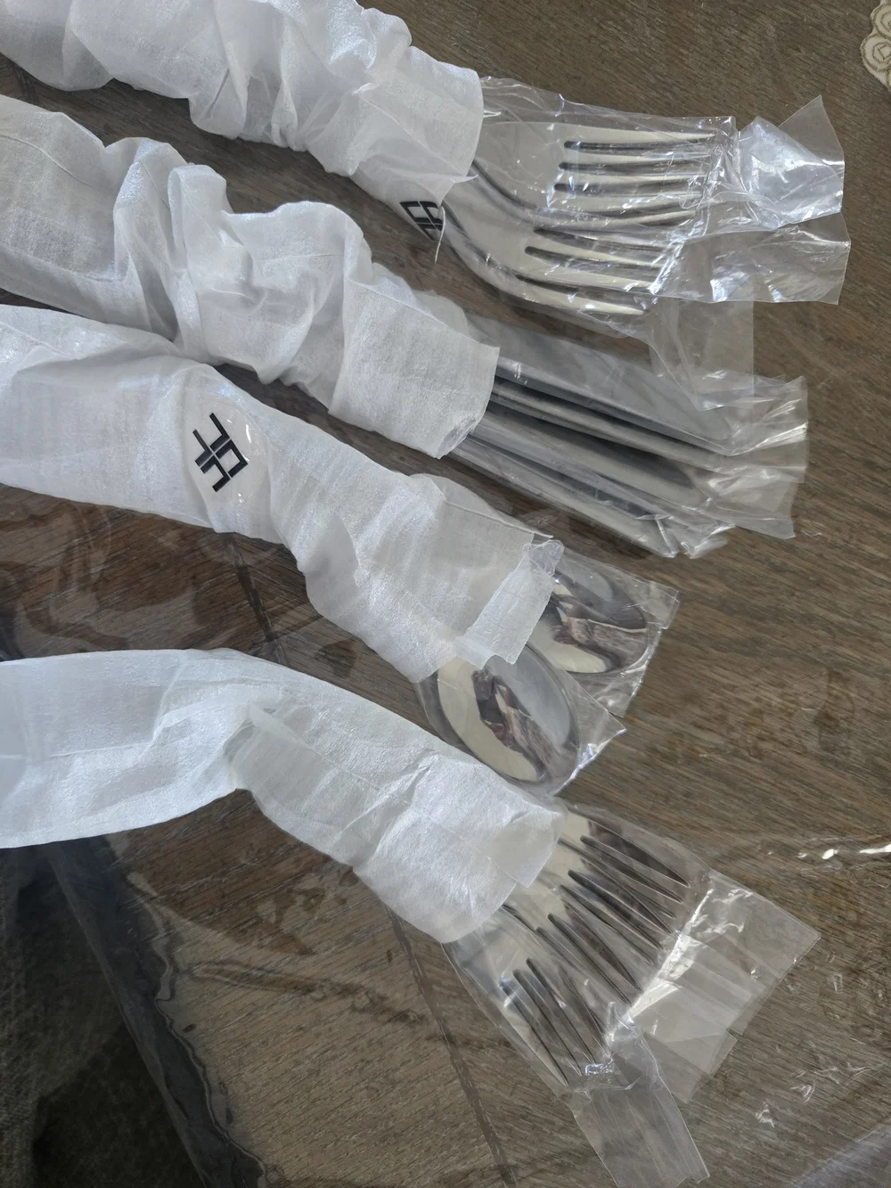 16/20-Piece Stainless Cutlery Set - Silver